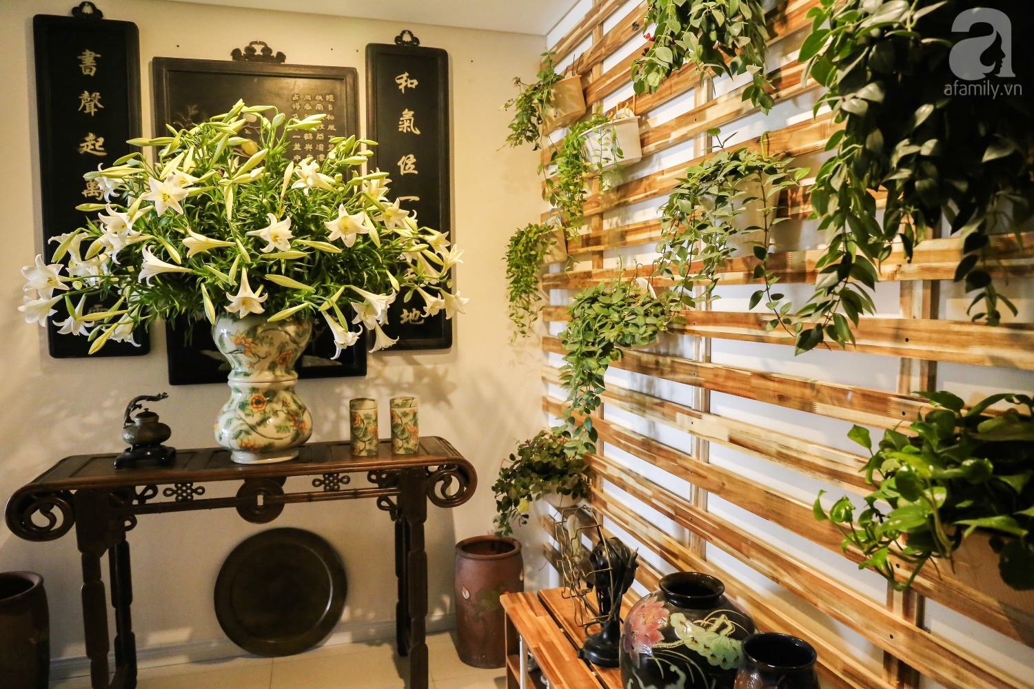 Căn hộ được trang trí bằng họa tiết con công đầy hoài niệm với view tuyệt đẹp nhìn ra sông Hồng - Ảnh 16. Căn hộ được trang trí bằng họa tiết con công đầy hoài niệm với view tuyệt đẹp nhìn ra sông Hồng - Ảnh 16.