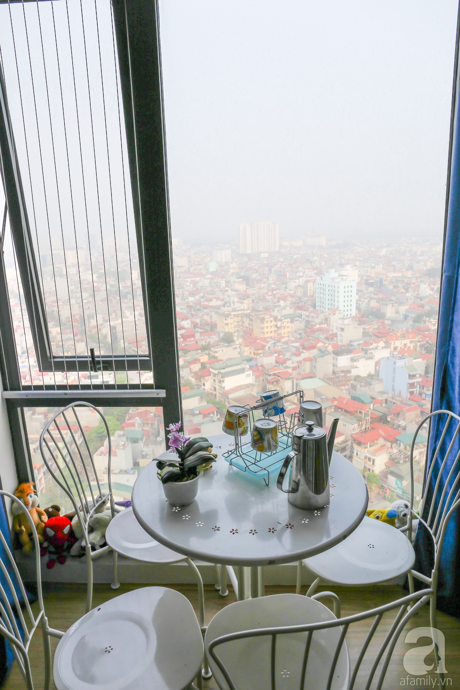 Căn hộ được trang trí bằng họa tiết con công đầy hoài niệm với view tuyệt đẹp nhìn ra sông Hồng - Ảnh 19. Căn hộ được trang trí bằng họa tiết con công đầy hoài niệm với view tuyệt đẹp nhìn ra sông Hồng - Ảnh 19.