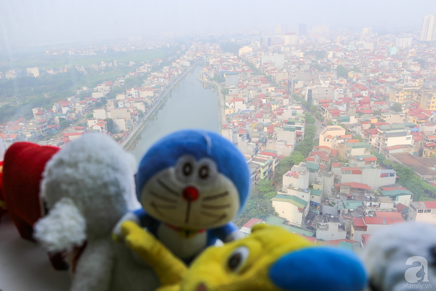 Căn hộ được trang trí bằng họa tiết con công đầy hoài niệm với view tuyệt đẹp nhìn ra sông Hồng - Ảnh 20. Căn hộ được trang trí bằng họa tiết con công đầy hoài niệm với view tuyệt đẹp nhìn ra sông Hồng - Ảnh 20.