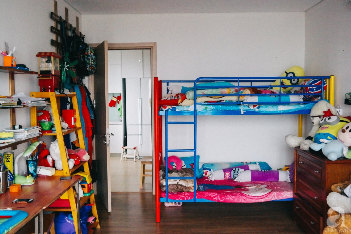 Căn hộ được trang trí bằng họa tiết con công đầy hoài niệm với view tuyệt đẹp nhìn ra sông Hồng - Ảnh 22. Căn hộ được trang trí bằng họa tiết con công đầy hoài niệm với view tuyệt đẹp nhìn ra sông Hồng - Ảnh 22.