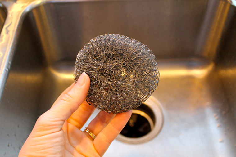 5 sai lầm cần tránh khi sử dụng đồ dùng làm từ thép không gỉ - Ảnh 2. 5 sai lầm cần tránh khi sử dụng đồ dùng làm từ thép không gỉ - Ảnh 2.