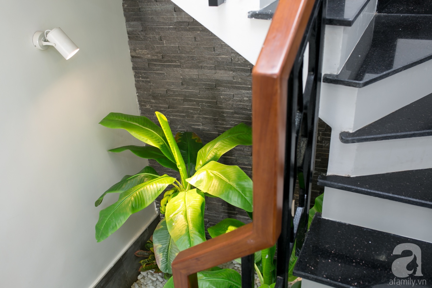 Với chi phí gần 2 tỷ đồng, nhà cấp 4 ở Sài Gòn đã biến thành nhà phố hiện đại đến bất ngờ - Ảnh 8. Với chi phí gần 2 tỷ đồng, nhà cấp 4 ở Sài Gòn đã biến thành nhà phố hiện đại đến bất ngờ - Ảnh 8.