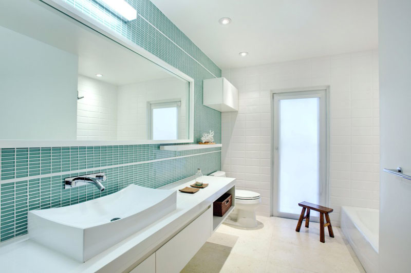 Thổi bay cảm giác oi bức ngày hè với phòng tắm xanh – trắng mát lịm - Ảnh 1. Thổi bay cảm giác oi bức ngày hè với phòng tắm xanh – trắng mát lịm - Ảnh 1.