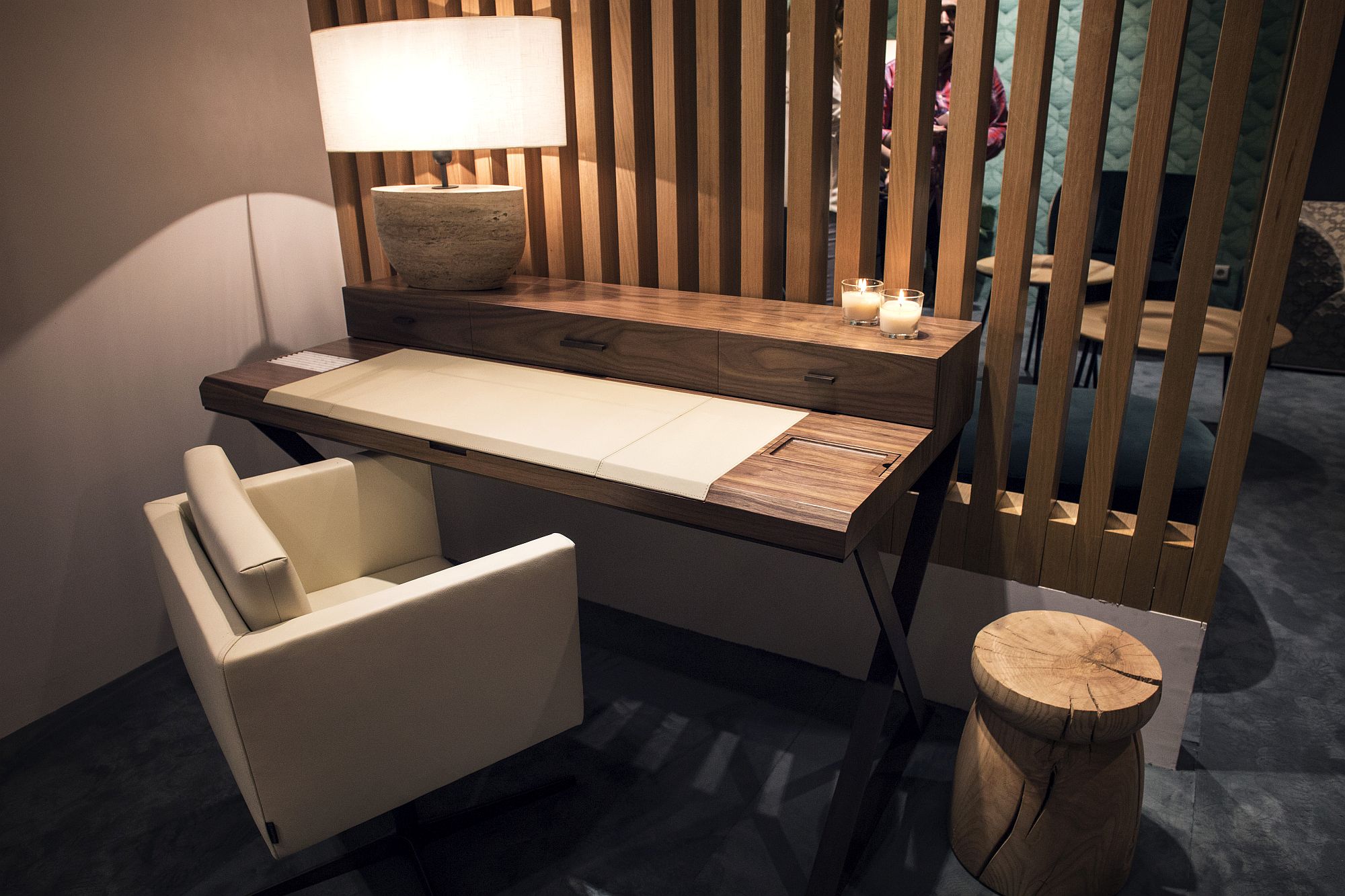 Những mẫu bàn làm việc gọn nhẹ giúp bạn có ngay văn phòng tại nhà dù nhà không rộng rãi - Ảnh 2. Những mẫu bàn làm việc gọn nhẹ giúp bạn có ngay văn phòng tại nhà dù nhà không rộng rãi - Ảnh 2.