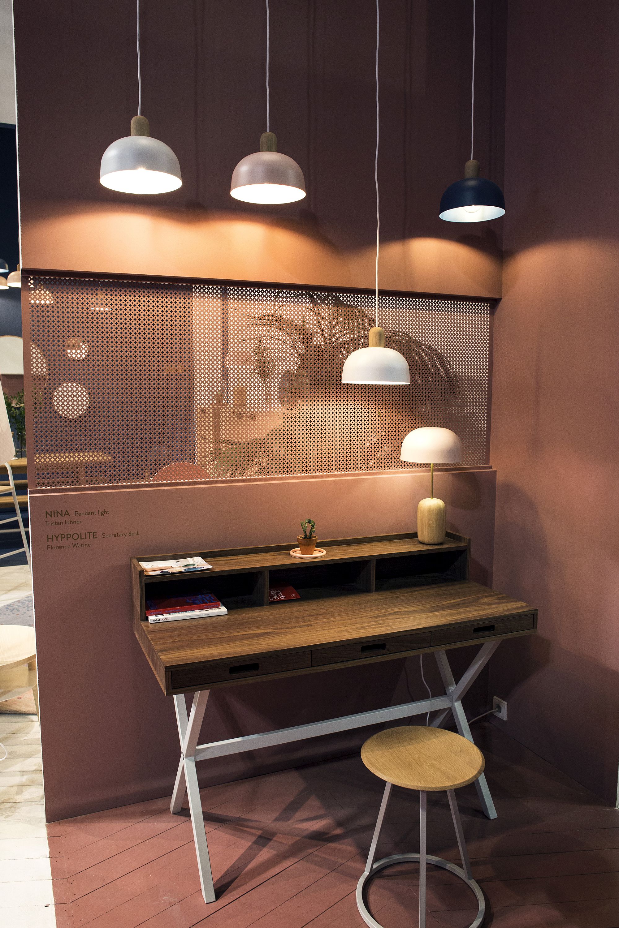 Những mẫu bàn làm việc gọn nhẹ giúp bạn có ngay văn phòng tại nhà dù nhà không rộng rãi - Ảnh 10. Những mẫu bàn làm việc gọn nhẹ giúp bạn có ngay văn phòng tại nhà dù nhà không rộng rãi - Ảnh 10.