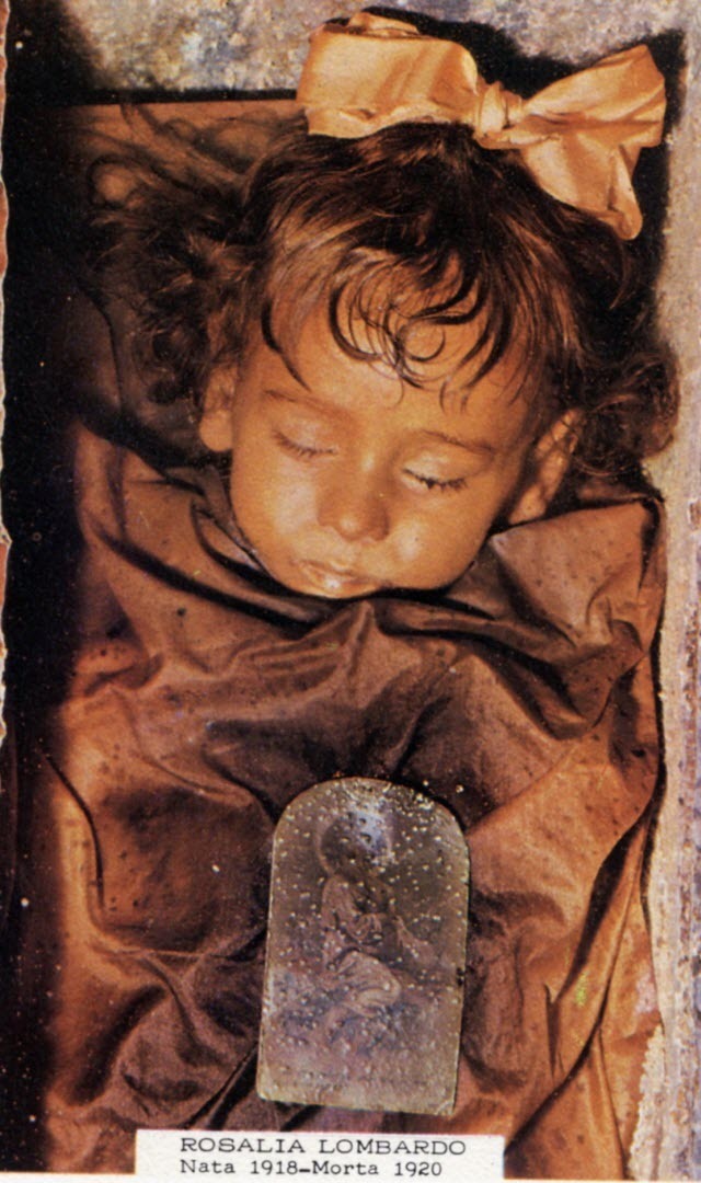 Bí ẩn xác ướp bé gái xinh xắn, trăm năm tuổi vẫn còn chớp mắt như đang ngủ - Ảnh 4.
