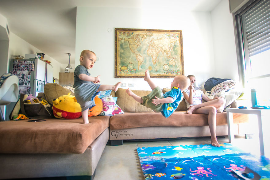 Cặp sinh đôi cực dễ thương trong những bức ảnh không đụng hàng - Ảnh 12. Cặp sinh đôi cực dễ thương trong những bức ảnh không đụng hàng - Ảnh 12.