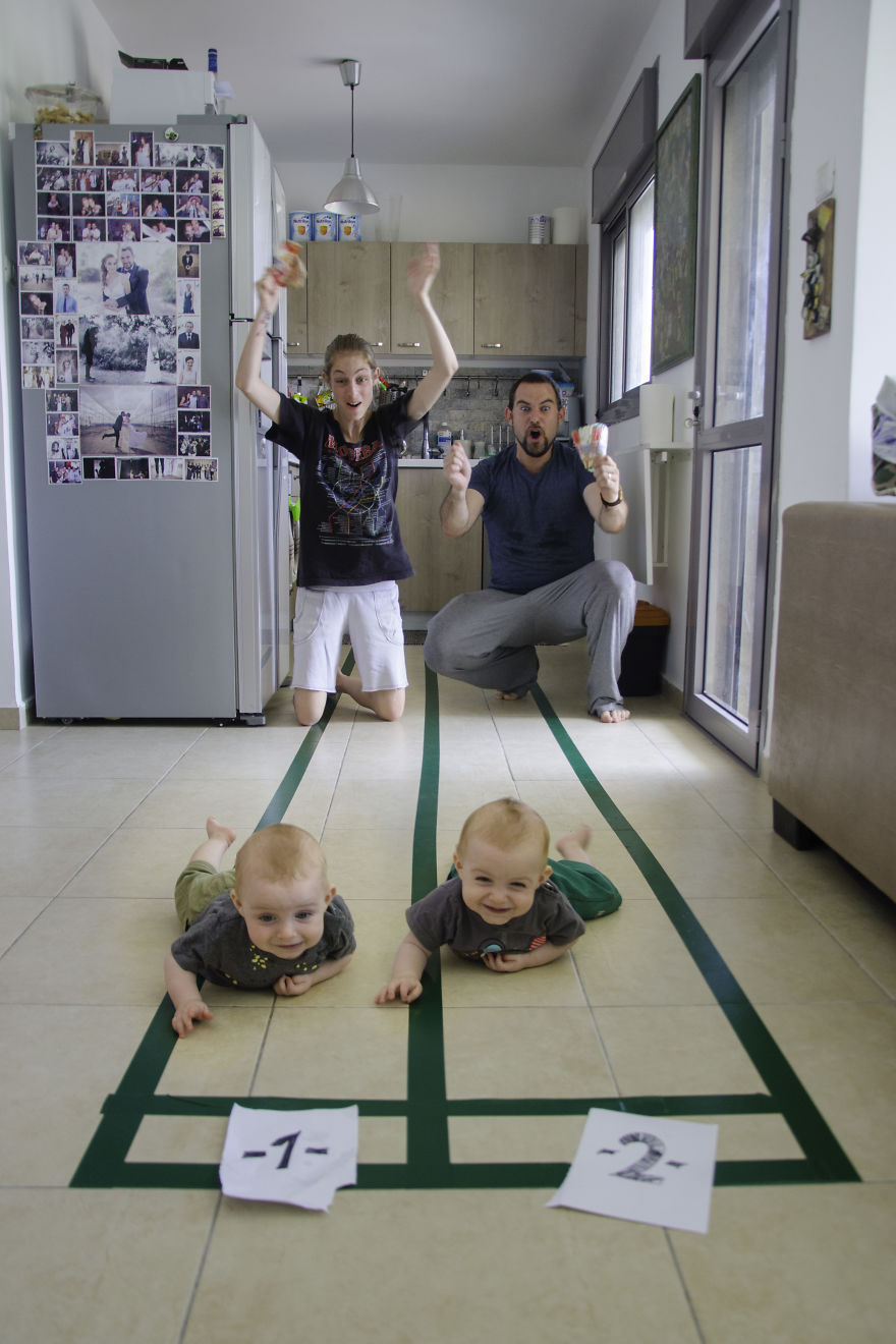 Cặp sinh đôi cực dễ thương trong những bức ảnh không đụng hàng - Ảnh 14. Cặp sinh đôi cực dễ thương trong những bức ảnh không đụng hàng - Ảnh 14.