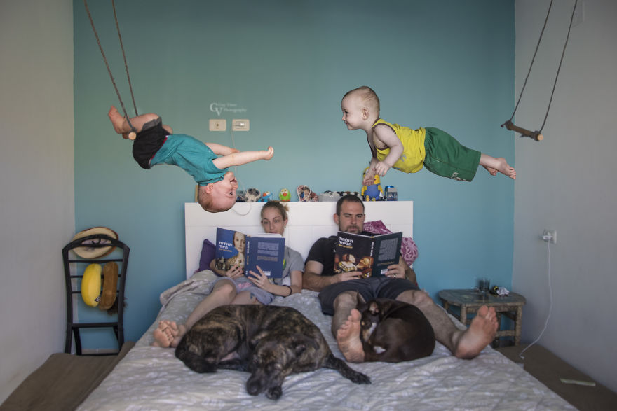 Cặp sinh đôi cực dễ thương trong những bức ảnh không đụng hàng - Ảnh 19. Cặp sinh đôi cực dễ thương trong những bức ảnh không đụng hàng - Ảnh 19.