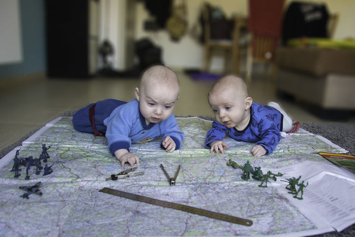 Cặp sinh đôi cực dễ thương trong những bức ảnh không đụng hàng - Ảnh 30. Cặp sinh đôi cực dễ thương trong những bức ảnh không đụng hàng - Ảnh 30.