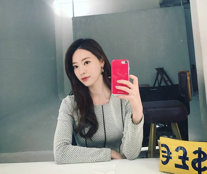 Xinh xắn, sexy lại còn giỏi, cặp MC sinh đôi này đang gây bão cả trên sóng truyền hình lẫn đời thực - Ảnh 20. Xinh xắn, sexy lại còn giỏi, cặp MC sinh đôi này đang gây bão cả trên sóng truyền hình lẫn đời thực - Ảnh 20.