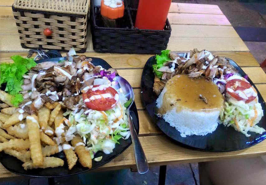 7 quán bánh mì bình dân mà ngon tê lưỡi của Hà Nội - Ảnh 9. 7 quán bánh mì bình dân mà ngon tê lưỡi của Hà Nội - Ảnh 9.