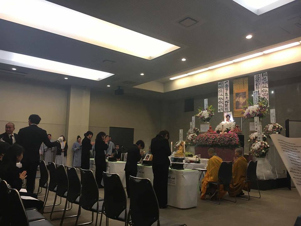 Khoảng 500 người đã đến đưa tiễn bé gái người Việt trong nước mắt và sự tiếc thương vô hạn - Ảnh 2. Khoảng 500 người đã đến đưa tiễn bé gái người Việt trong nước mắt và sự tiếc thương vô hạn - Ảnh 2.