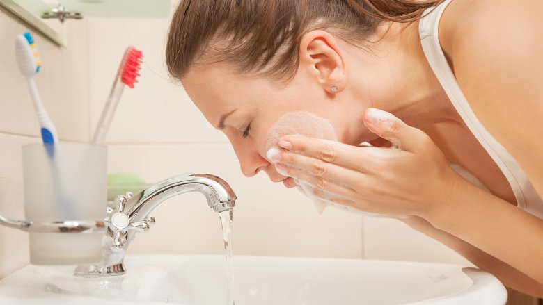 Điều gì thực sự xảy ra với da mặt khi bạn đi ngủ không tẩy trang - Ảnh 4. Điều gì thực sự xảy ra với da mặt khi bạn đi ngủ không tẩy trang - Ảnh 4.