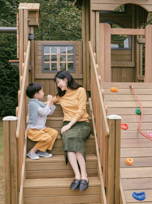 Lee Young Ae hạnh phúc khoe 2 con vui đùa trong vườn nhà - Ảnh 2.