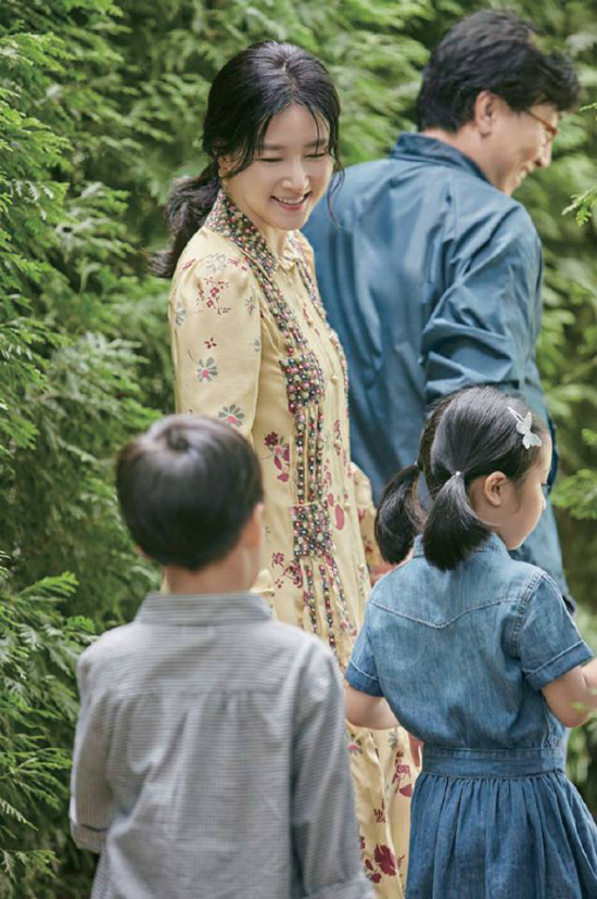 Lee Young Ae hạnh phúc khoe 2 con vui đùa trong vườn nhà - Ảnh 5.