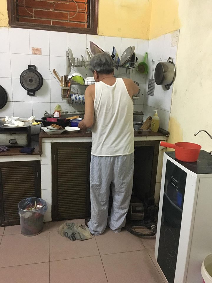 Nàng dâu khoe ảnh bố chồng rửa bát hộ, sống chung với mẹ chồng được cưng như mẹ ruột khiến chị em ước ao - Ảnh 1. Nàng dâu khoe ảnh bố chồng rửa bát hộ, sống chung với mẹ chồng được cưng như mẹ ruột khiến chị em ước ao - Ảnh 1.