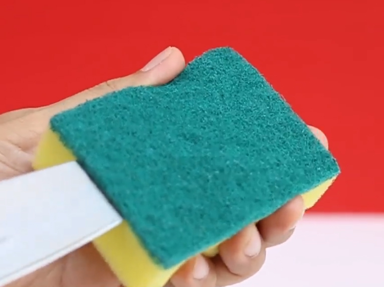 Chỉ với miếng xốp rửa bát bạn có thể làm được các việc khó tin thế này - Ảnh 1.