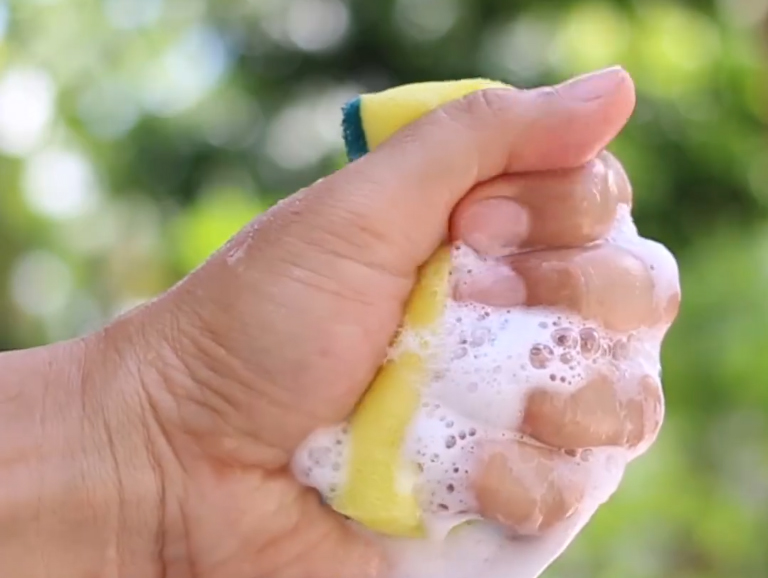 Chỉ với miếng xốp rửa bát bạn có thể làm được các việc khó tin thế này - Ảnh 7.