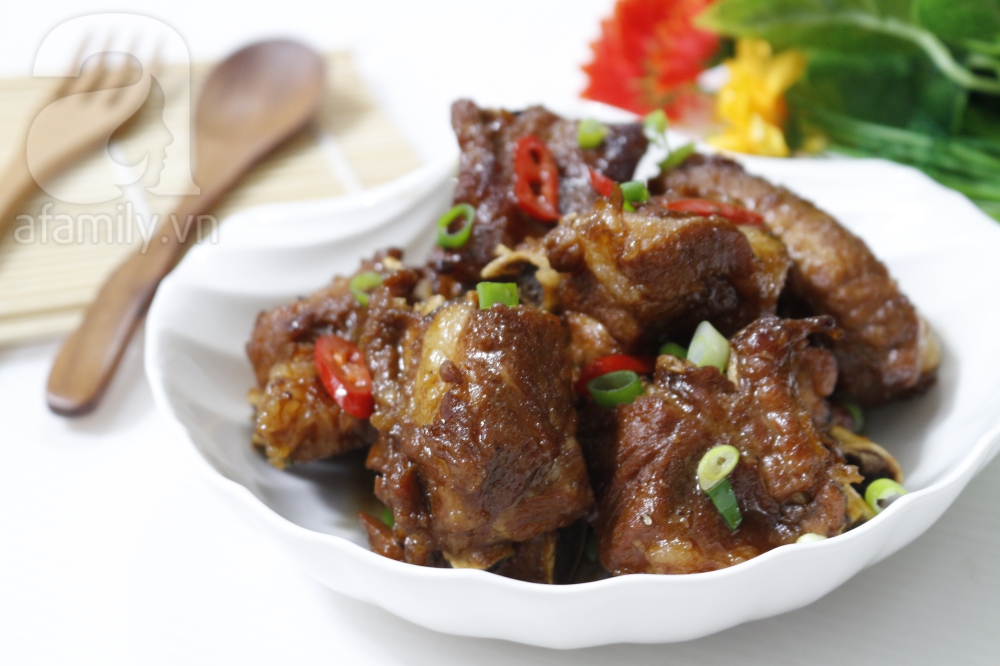 Cơm tối ăn với sườn rim nước dừa thì hết bay trong nháy mắt - Ảnh 5. Cơm tối ăn với khuôn rim nước dừa thì hết bay trong nháy mắt - Ảnh 5.