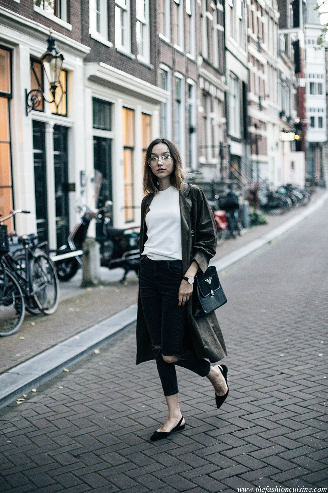 Tạm gác cao gót sang bên, đây mới là 5 mẫu giày/dép bệt bạn cần quan tâm nhất lúc này - Ảnh 13. Tạm gác cao gót sang bên, đây mới là 5 mẫu giày/dép bệt bạn cần quan tâm nhất lúc này - Ảnh 13.