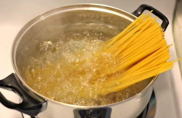 Đổi món cho bữa tối cuối tuần với spaghetti xào tôm ngon lạ - Ảnh 1