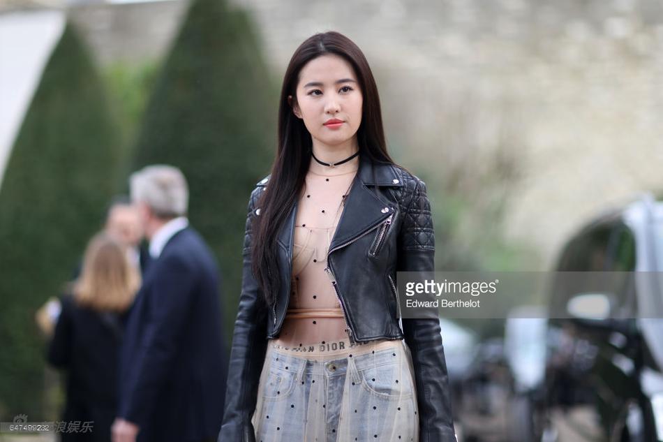 Lưu Diệc Phi diện đồ cá tính nhưng bị chê xuống sắc khi dự show Dior tại Tuần lễ thời trang Paris - Ảnh 2. Lưu Diệc Phi diện đồ cá tính nhưng bị chê xuống sắc khi dự show Dior tại Tuần lễ thời trang Paris - Ảnh 2.
