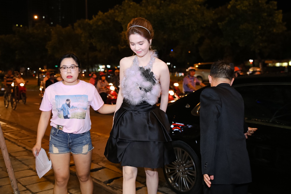 Quách Ngọc Ngoan tay trong tay tình già đến chúc mừng Ngọc Trinh - Ảnh 1. Quách Ngọc Ngoan tay trong tay tình già đến chúc mừng Ngọc Trinh - Ảnh 1.