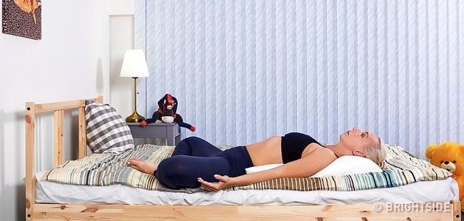 6 bài tập yoga đơn giản có thể giúp bạn dễ dàng vào giấc ngủ như những đứa trẻ - Ảnh 5.