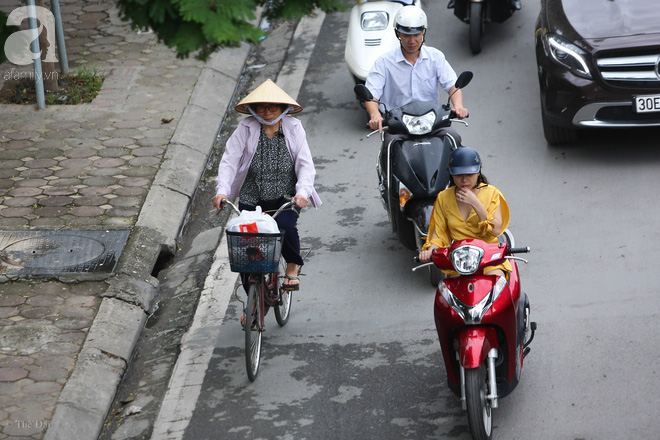 Người Hà Nội thích thú đón đợt gió lạnh đầu tiên trong năm - Ảnh 14.