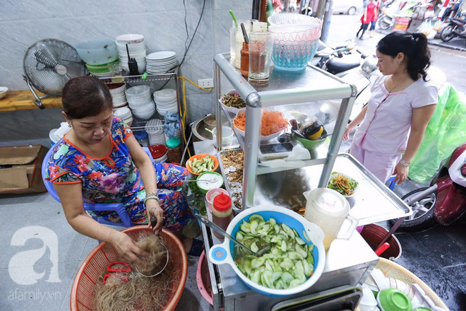 Chớm thu, ghé ăn miến lươn 30 năm tuổi trên phố cổ, quán chưa đến 10m2 mà mỗi ngày hết veo 2 tạ - Ảnh 1.