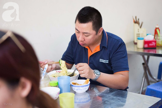 Ngày gió mưa, lặn lội đến tiệm mì vằn thắn 31 năm tuổi nghe cô chủ gốc Hà Nội kể chuyện 3 đời bán mì - Ảnh 2.