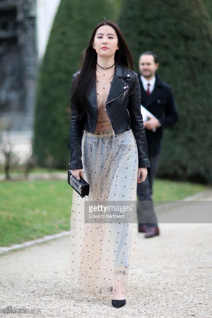 Lưu Diệc Phi diện đồ cá tính nhưng bị chê xuống sắc khi dự show Dior tại Tuần lễ thời trang Paris - Ảnh 1. Lưu Diệc Phi diện đồ cá tính nhưng bị chê xuống sắc khi dự show Dior tại Tuần lễ thời trang Paris - Ảnh 1.