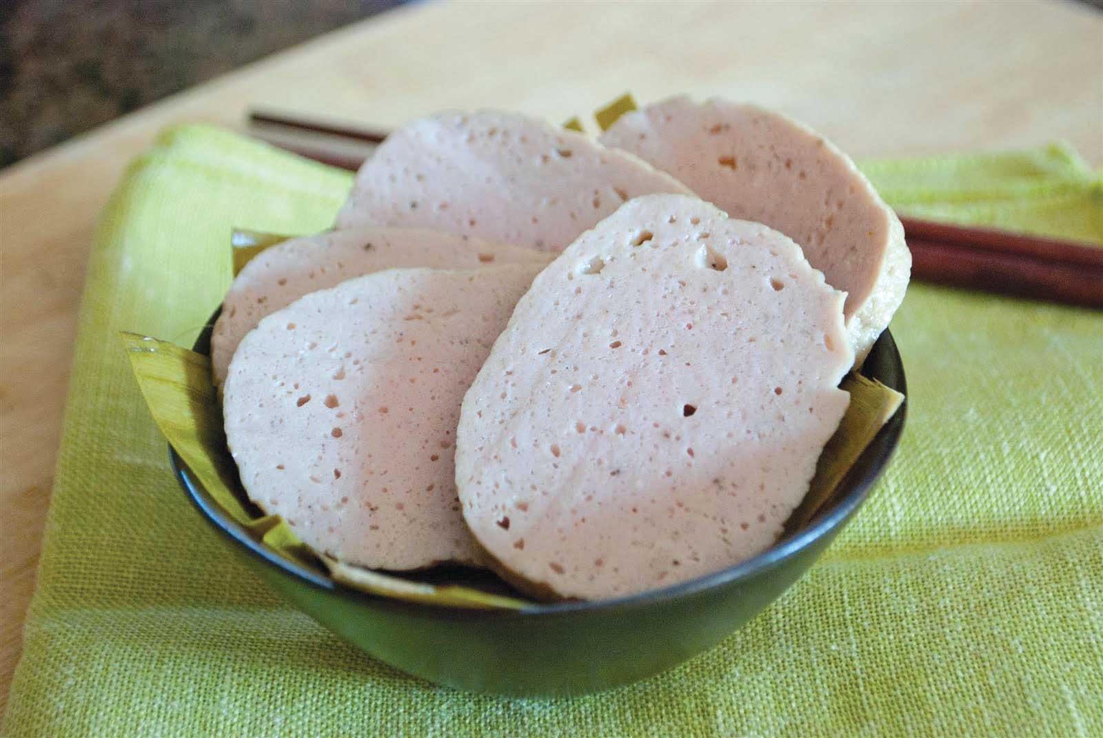 Thấy dấu hiệu sau thì coi chừng đã mua phải giò chả có pha hàn the và bột - Ảnh 1. Thấy dấu hiệu sau thì coi chừng đã mua phải giò chả có pha hàn the và bột - Ảnh 1.