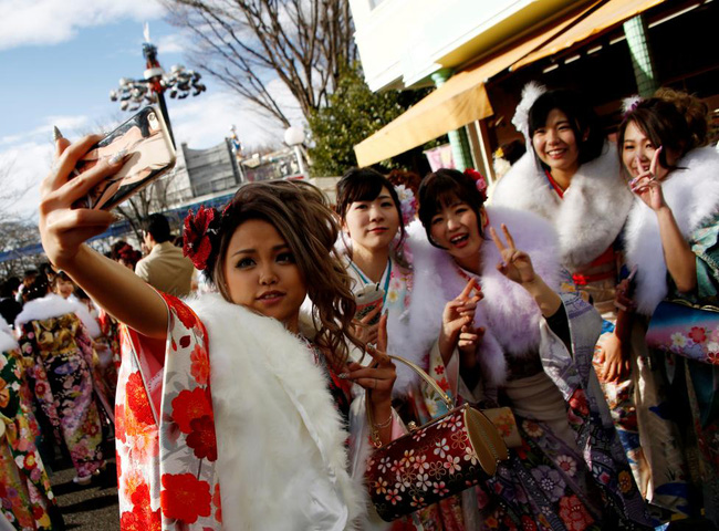 Các cô gái Nhật Bản xinh đẹp trong lễ trưởng thành - Ảnh 1.