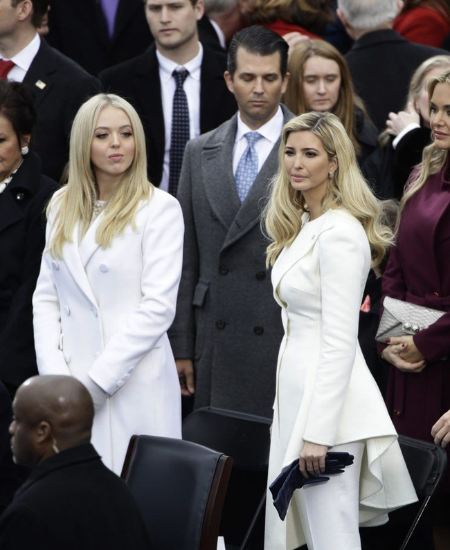 Ý nghĩa đặc biệt phía sau việc 2 cô con gái của tân Tổng thống Donald Trump cùng mặc trang phục màu trắng - Ảnh 1.