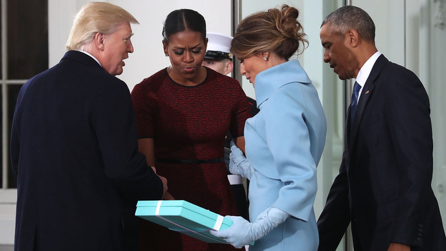 Tân Đệ nhất phu nhân Mỹ Melania Trump đã tặng món quà gì cho nhà Obama? - Ảnh 2.