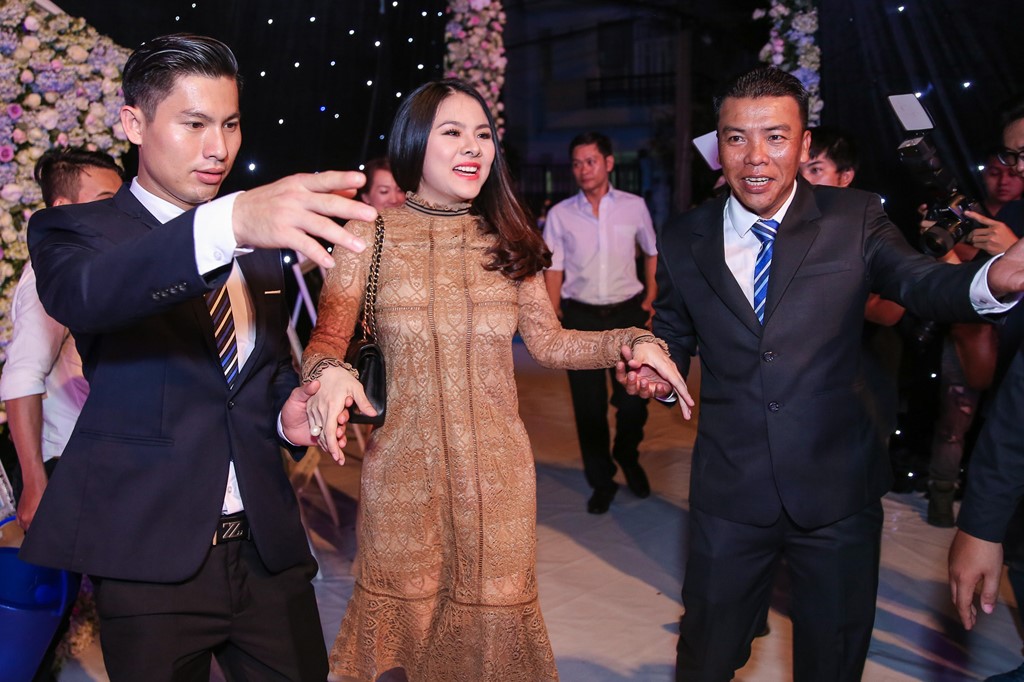 Tròn mắt với siêu đám cưới 10 tỷ: Mời toàn sao hạng A, tiệc cưới tại nhà hàng 5 sao... dựng trong 1 tuần - Ảnh 7. Tròn mắt với siêu đám cưới 10 tỷ: Mời toàn sao hạng A, tiệc cưới tại nhà hàng 5 sao... dựng trong 1 tuần - Ảnh 7.