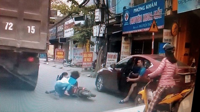 Hai mẹ con suýt chết vì người mở cửa ôtô bất cẩn - Ảnh 2. Hai mẹ con suýt chết vì người mở cửa ôtô bất cẩn - Ảnh 2.