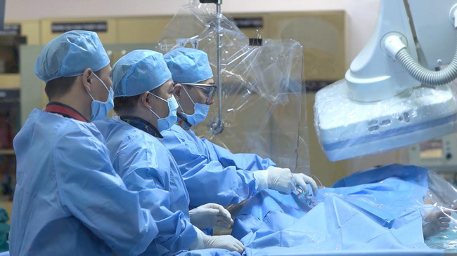 TP.HCM: Một bệnh nhân Singapore gần ngưng tim được “hồi sinh” thần kỳ từ cõi chết - Ảnh 2.