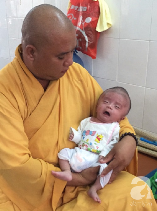 Một ngày sau cuộc tiểu phẫu, em bé não úng thuỷ Phạm Đức Lộc đã biết mở mắt, cử động tay chân - Ảnh 4.