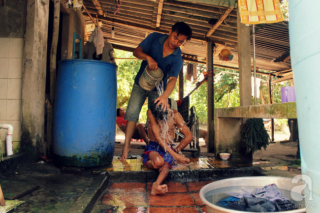 Người chồng trốn sinh con để có thời gian chăm sóc mẹ bệnh, cháu tật nguyền của vợ - Ảnh 9.