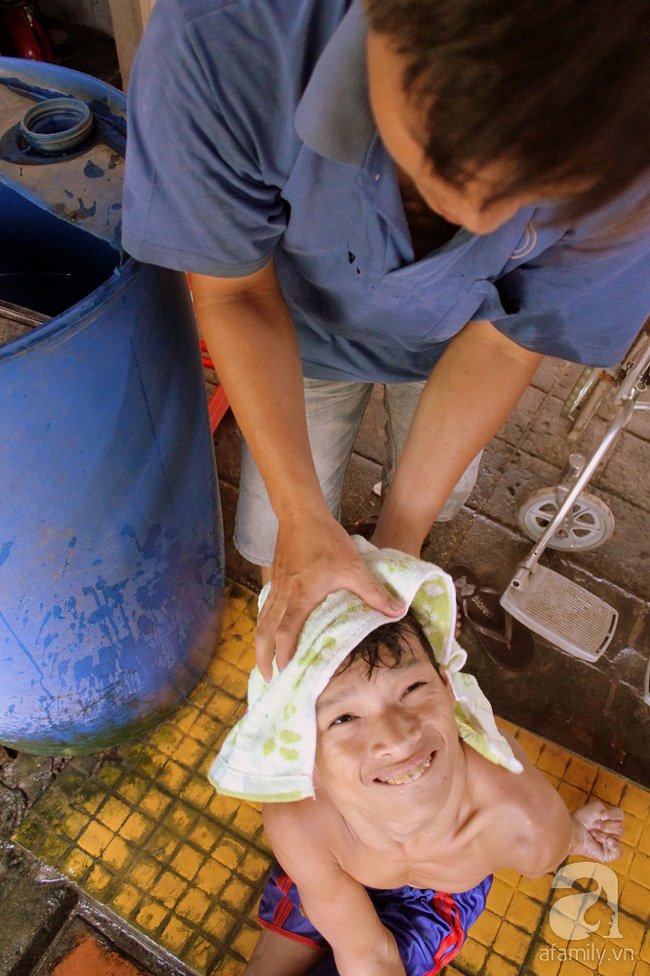 Người chồng trốn sinh con để có thời gian chăm sóc mẹ bệnh, cháu tật nguyền của vợ - Ảnh 10.