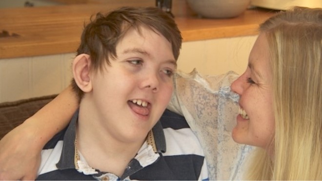 Người mẹ bật khóc khi nhảy cùng con trai bại não trong đám cưới - Ảnh 2. Người mẹ bật khóc khi nhảy cùng con trai bại não trong đám cưới - Ảnh 2.