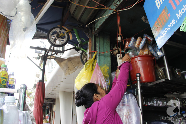 Cuộc sống trong ngôi nhà 1m2 giữa trung tâm Sài Gòn: sáng bám vỉa hè, đêm ngủ ngoài cửa - Ảnh 8.