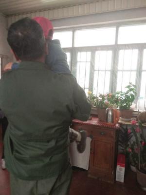 Câu chuyện đau lòng về cậu bé 4 tuổi ngồi bên thi thể mẹ suốt 2 ngày 3 đêm - Ảnh 1. Câu chuyện đau lòng về cậu bé 4 tuổi ngồi bên thi thể mẹ suốt 2 ngày 3 đêm 1