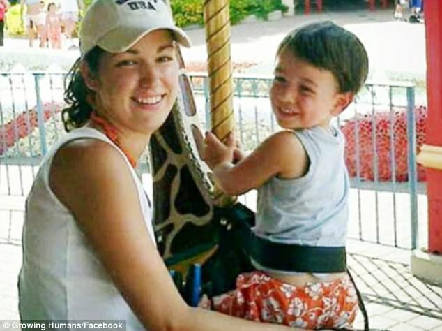 Mẹ mất con 3 tuổi trong tai nạn xe thảm khốc vì thiếu kiến thức sử dụng ghế an toàn trên ô tô cho con - Ảnh 1.