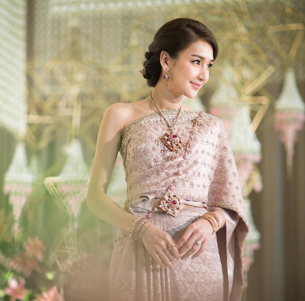 Mỹ nhân đẹp nhất nhì Thái Lan đeo nhẫn kim cương 5 carat, thay 6 bộ váy đắt đỏ trong đám cưới triệu đô - Ảnh 3.