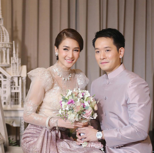 Mỹ nhân đẹp nhất nhì Thái Lan đeo nhẫn kim cương 5 carat, thay 6 bộ váy đắt đỏ trong đám cưới triệu đô - Ảnh 1.