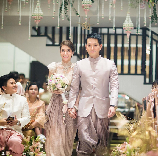 Đám cưới triệu đô sang chảnh hết nấc của mỹ nhân đẹp nhất nhì Thái Lan với nhẫn kim cương 5 carat, 6 bộ váy - Ảnh 2.
